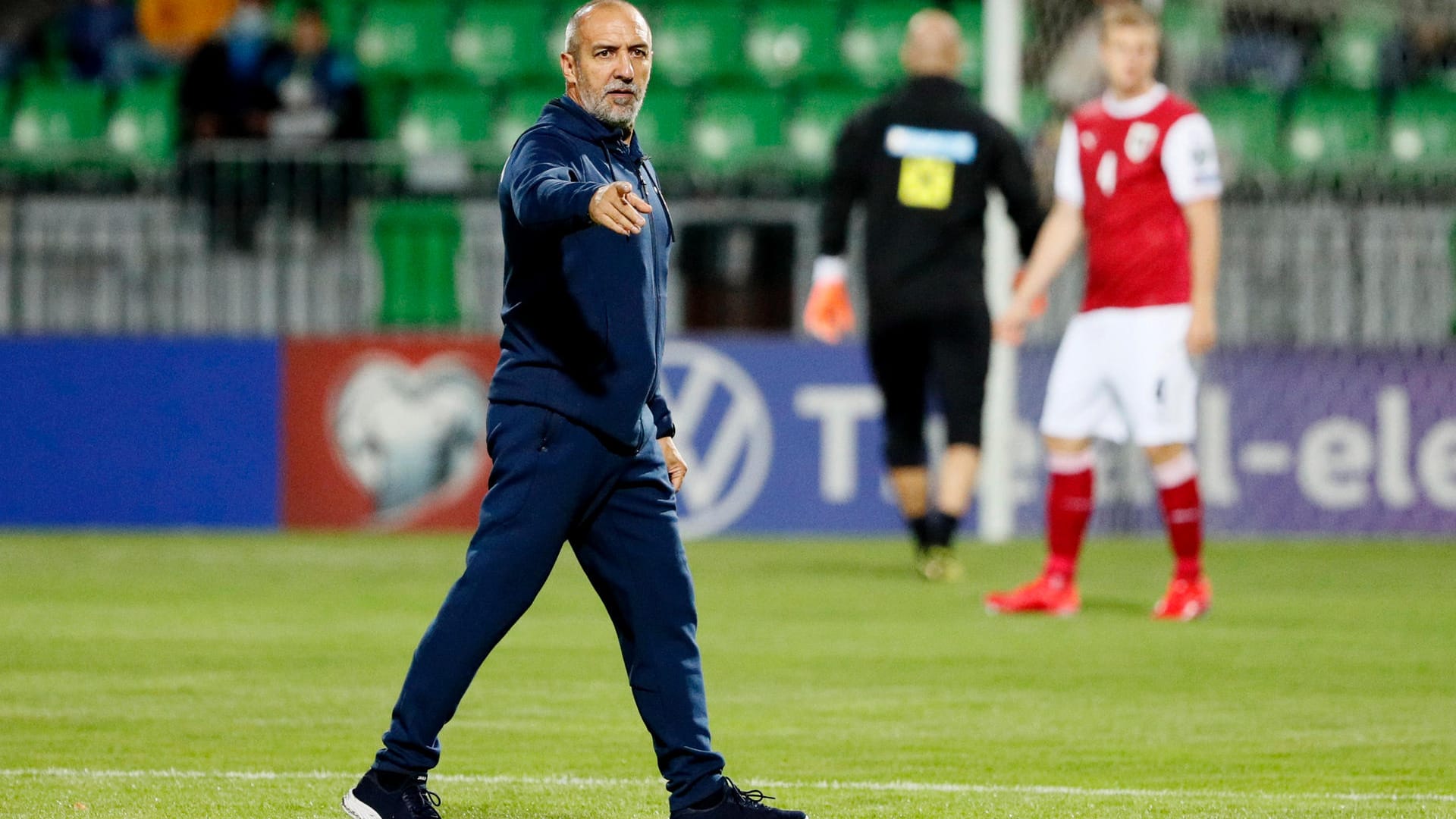 Moldaus Nationaltrainer Roberto Bordin vor dem Spiel: Der Italiener musste etwas auf den Anpfiff warten. Moldaus Nationaltrainer Roberto Bordin vor dem Spiel: Der Italiener musste etwas auf den Anpfiff warten.