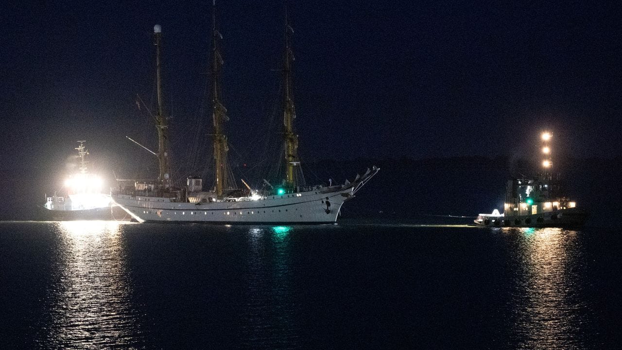 Das sanierte Marineschulschiff „Gorch Fock“ wird nach einer vorzeitig beendeten Probefahrt in den Hafen von Wilhelmshaven geschleppt.