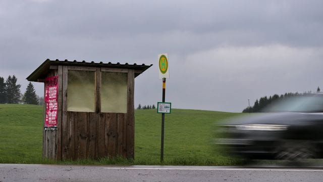 Wer aus der Stadt wegzieht, sollte die Anbindung vor Ort prüfen.