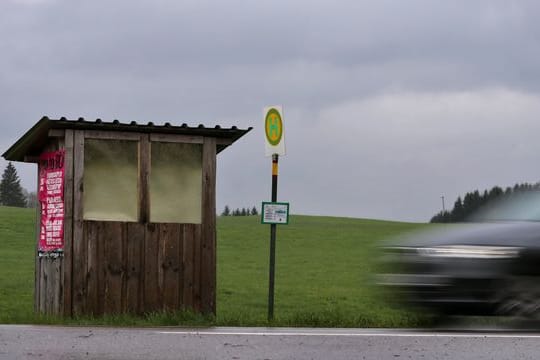 Wer aus der Stadt wegzieht, sollte die Anbindung vor Ort prüfen.