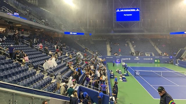In das Louis-Armstrong-Stadion in New York regnet es trotz Überdachung hinein. In das Louis-Armstrong-Stadion in New York regnet es trotz Überdachung hinein.