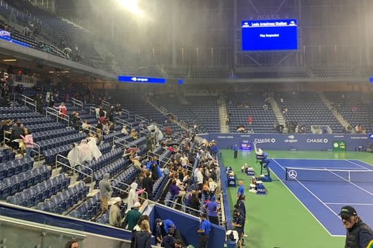 In das Louis-Armstrong-Stadion in New York regnet es trotz Überdachung hinein.