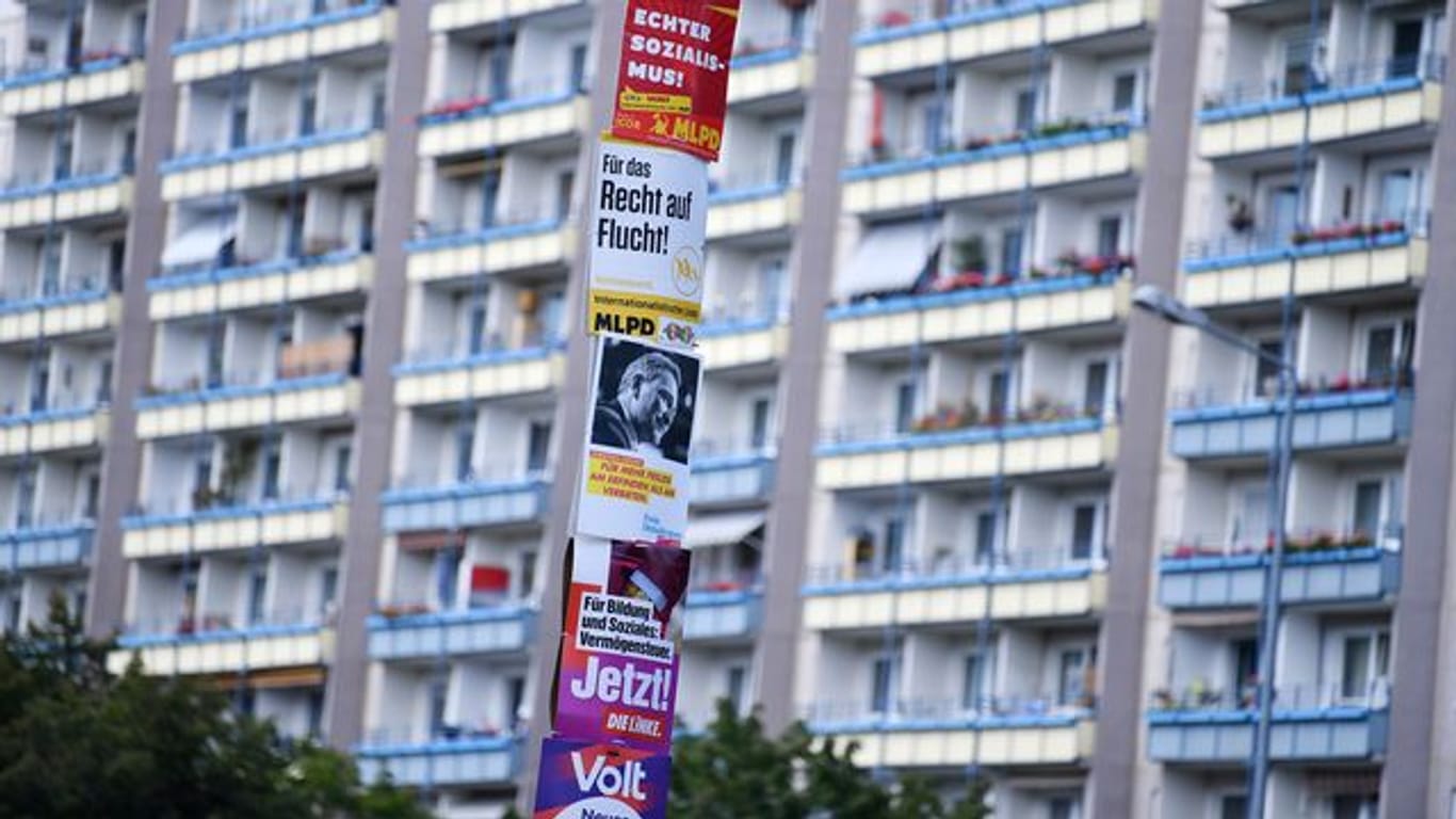 Wahlplakate hängen an einer Laterne