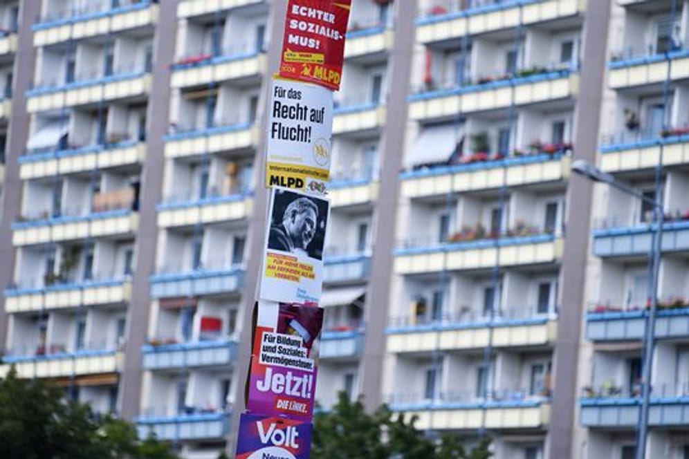 Wahlplakate hängen an einer Laterne