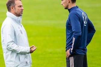 Bundestrainer Hansi Flick (l) und Nationalspieler Leon Goretzka