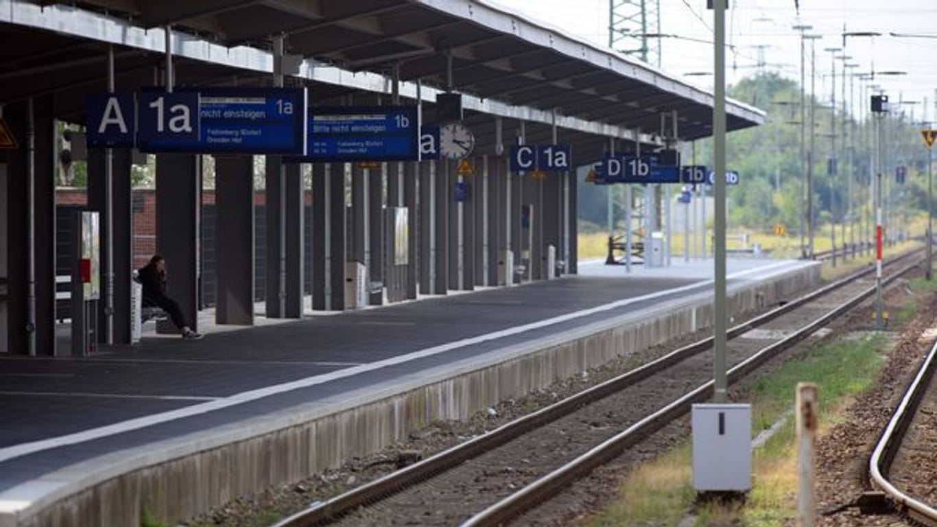 Der Bahnsteig 1 des Cottbuser Hauptbahnhofs für ist fast leer
