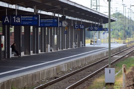 Der Bahnsteig 1 des Cottbuser Hauptbahnhofs für ist fast leer