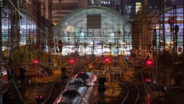 Ein ICE steht während eines Lokführer-Streiks vor dem Bahnhof