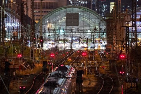 Ein ICE steht während eines Lokführer-Streiks vor dem Bahnhof