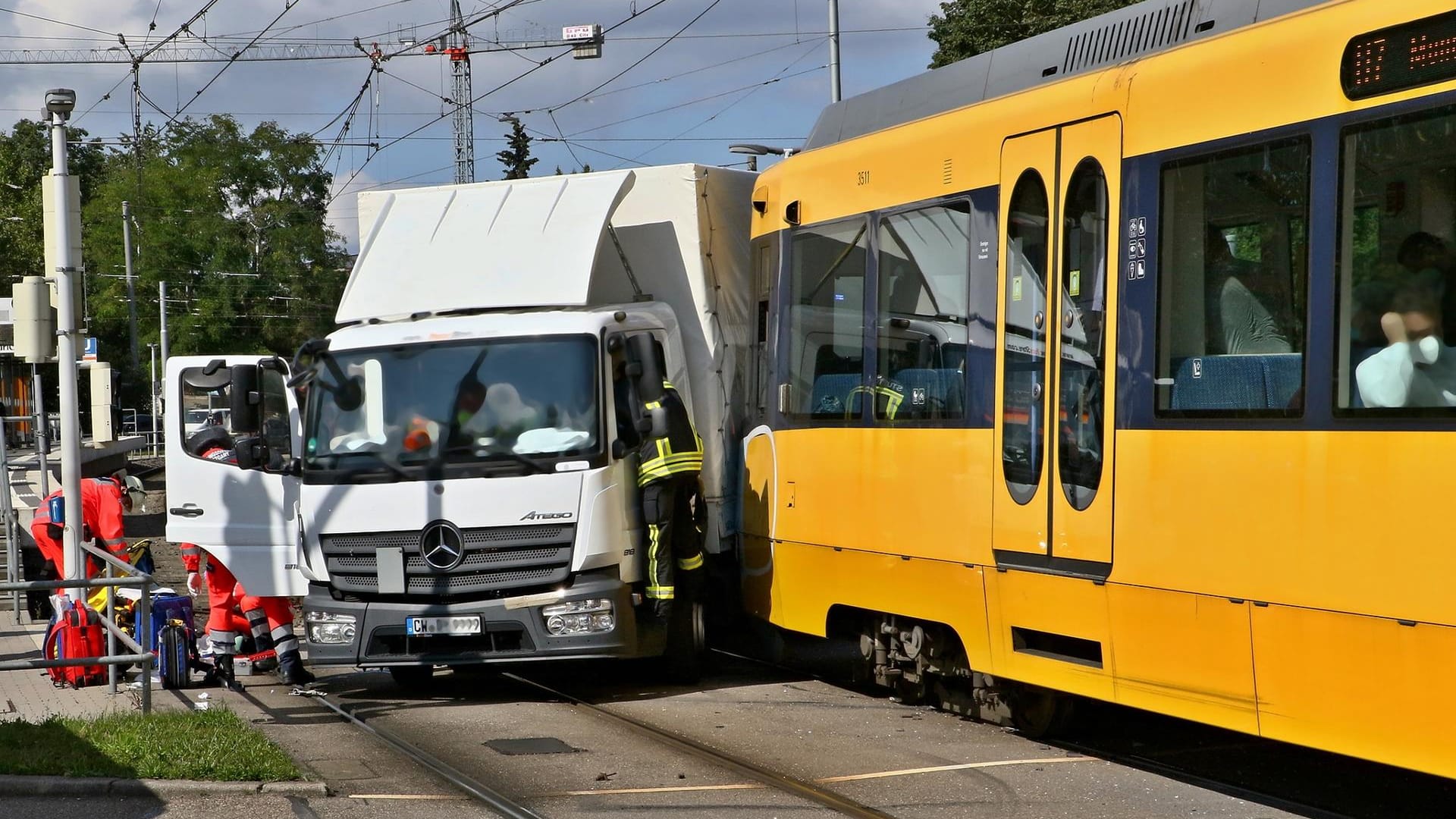 Ein Lkw steht auf den Gleisen der Stadtbahn: Der Lkw-Fahrer wollte offenbar verbotenerweise über die Gleise abbiegen. Ein Lkw steht auf den Gleisen der Stadtbahn: Der Lkw-Fahrer wollte offenbar verbotenerweise über die Gleise abbiegen.