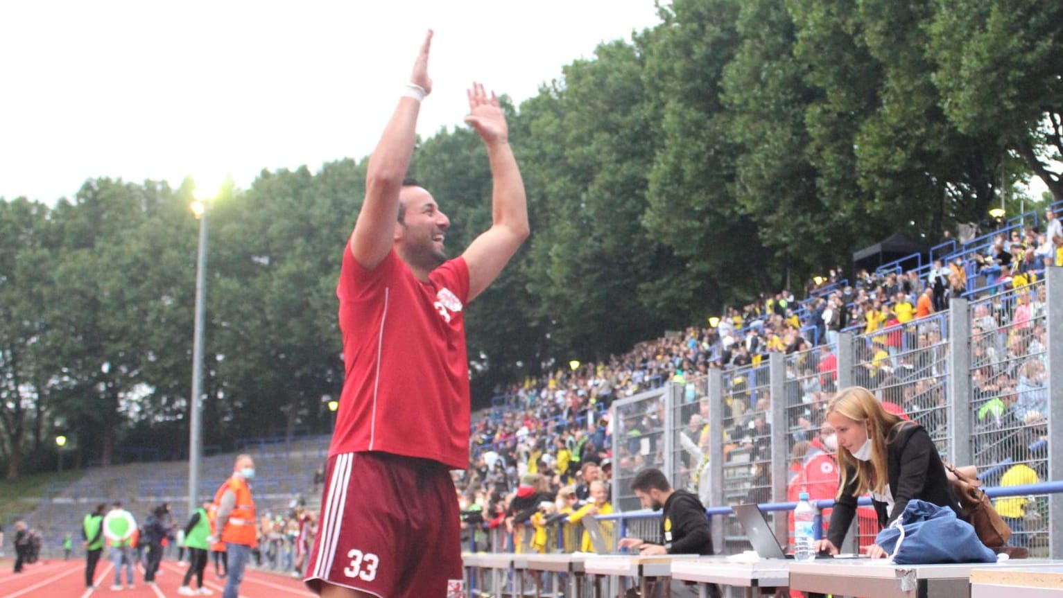 Hohenlimburgs Murat Kaya, schon vor seinem Einsatz mit Sprechchören gefeiert: Hier gönnt er sich nach dem Spiel eine ganz persönliche Laola mit den Fans.