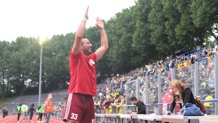 Hohenlimburgs Murat Kaya, schon vor seinem Einsatz mit Sprechchören gefeiert: Hier gönnt er sich nach dem Spiel eine ganz persönliche Laola mit den Fans.