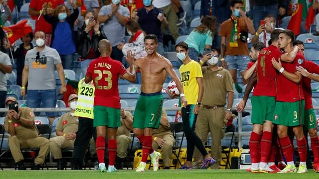 Rekordmann: Cristiano Ronaldo (Mitte) wird von seinen Mitspielern gefeiert. Rekordmann: Cristiano Ronaldo (Mitte) wird von seinen Mitspielern gefeiert.