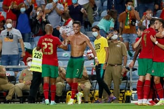 Rekordmann: Cristiano Ronaldo (Mitte) wird von seinen Mitspielern gefeiert.