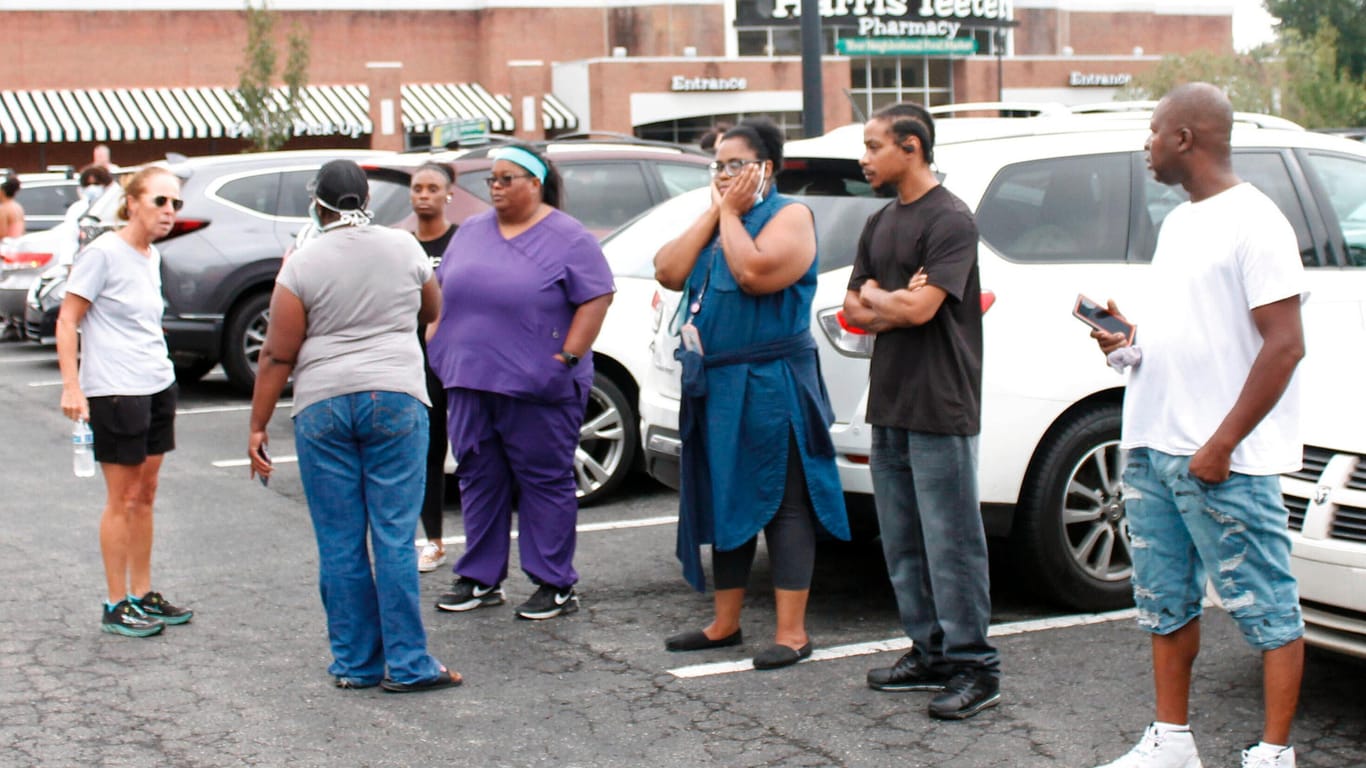 Winston-Salem, North Carolina: Eltern warten nach der Schießerei auf einem Parkplatz.