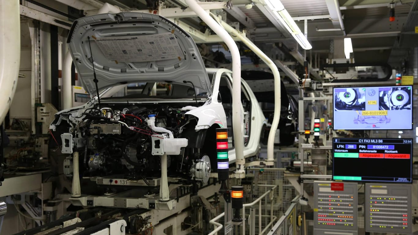 Volkswagen-Fertigung in Wolfsburg (Symbolbild): Die Autobauer leiden unter Lieferproblemen.