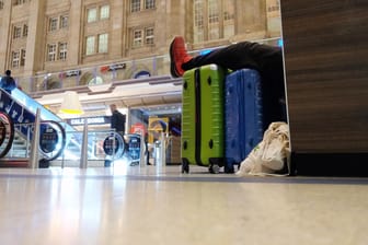 Ein Reisender liegt auf einer Sitzgelegenheit im Leipziger Hauptbahnhof: Hier nehmen viele Reisende den erneuten GDL-Streik gelassen.