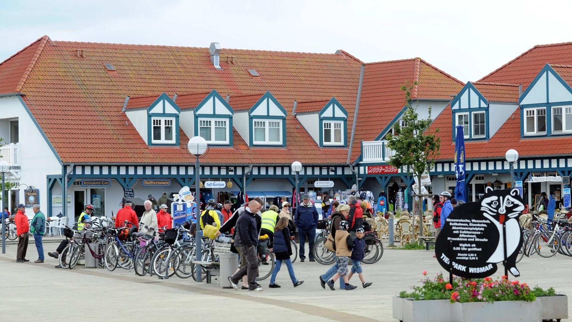 Touristen in Rerik, Mecklenburg-Vorpommern (Symbolbild): In der Stadt endete eine Alkoholfahrt mit mehreren Verletzten.