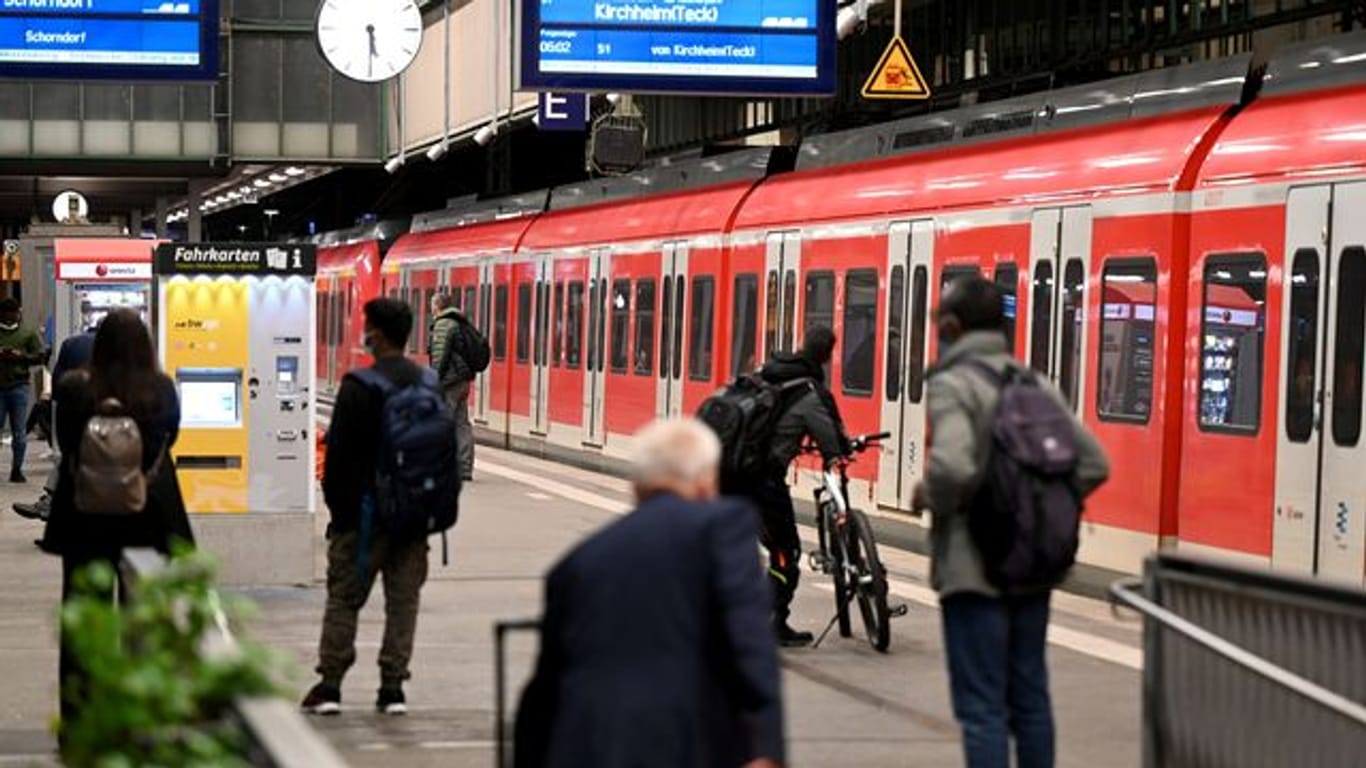 Passagiere warten am Stuttgarter Hauptbahnhof auf ihren Zug