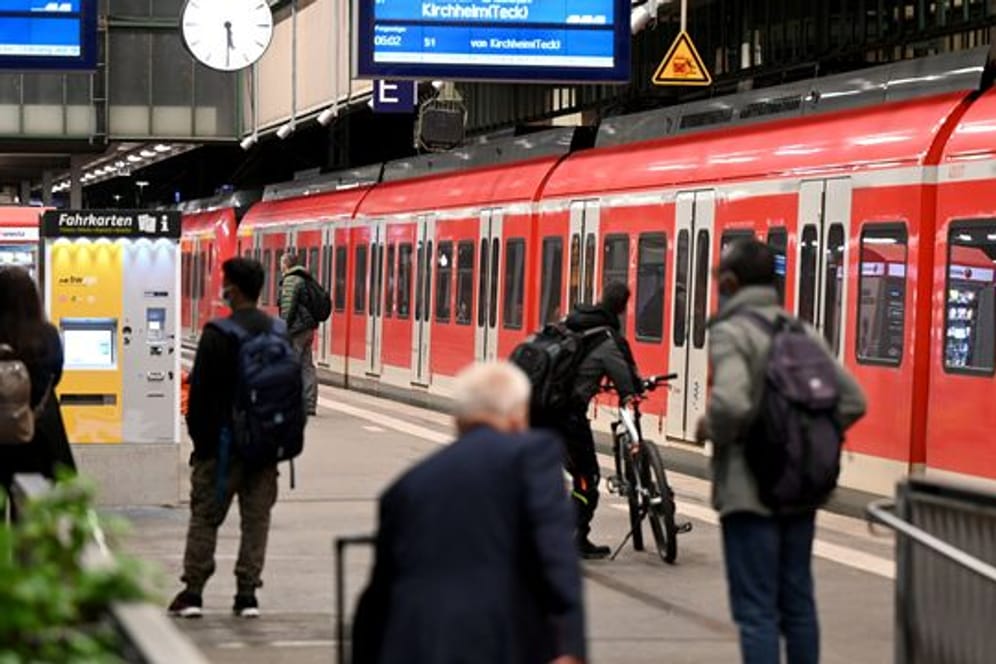 Passagiere warten am Stuttgarter Hauptbahnhof auf ihren Zug