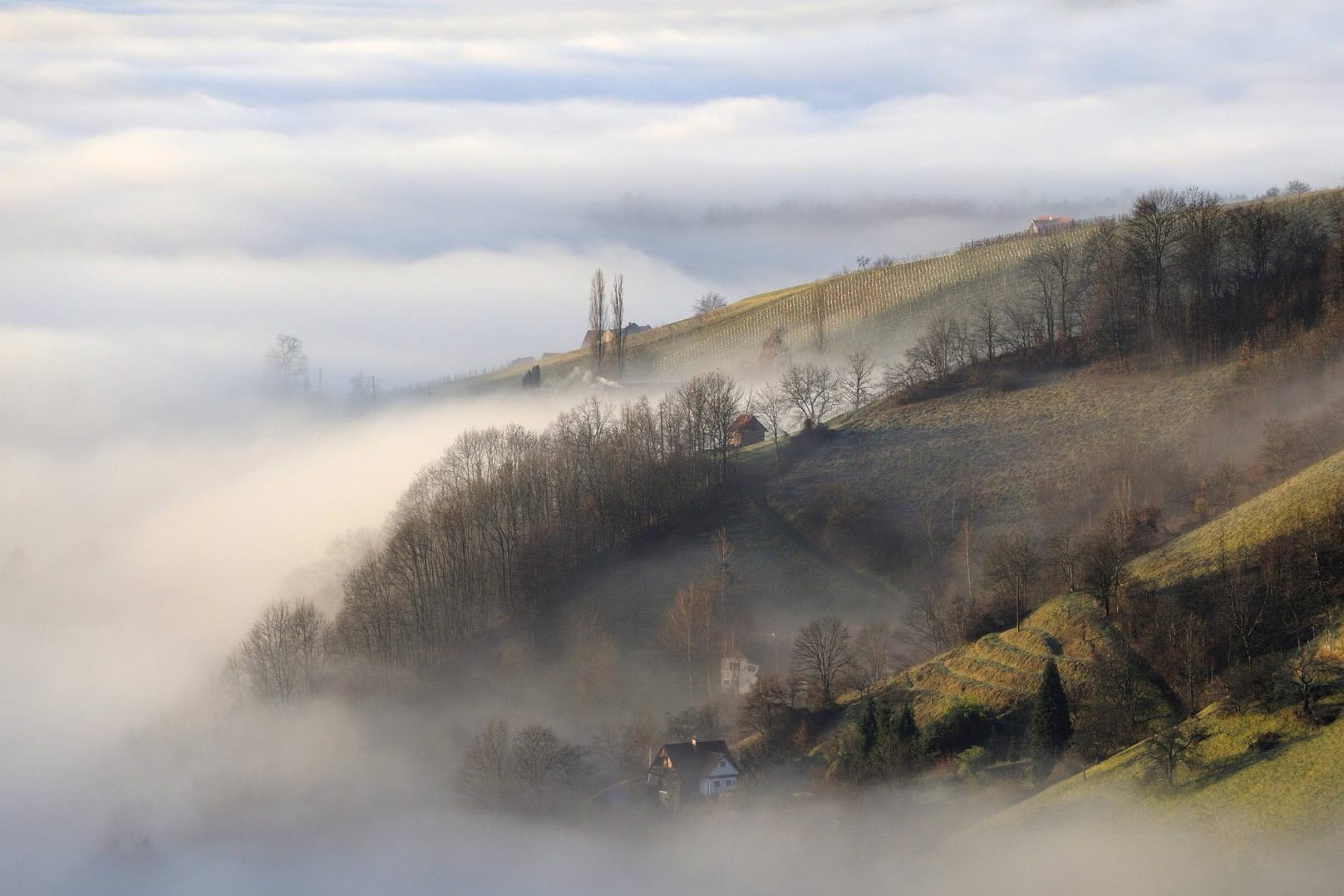 Nebel über den Bergen im Kitzeck (Symbolbild): In der Region wurde eine Leiche gefunden.