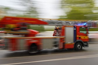 Ein Feuerwehrfahrzeug fährt zu einem Einsatz