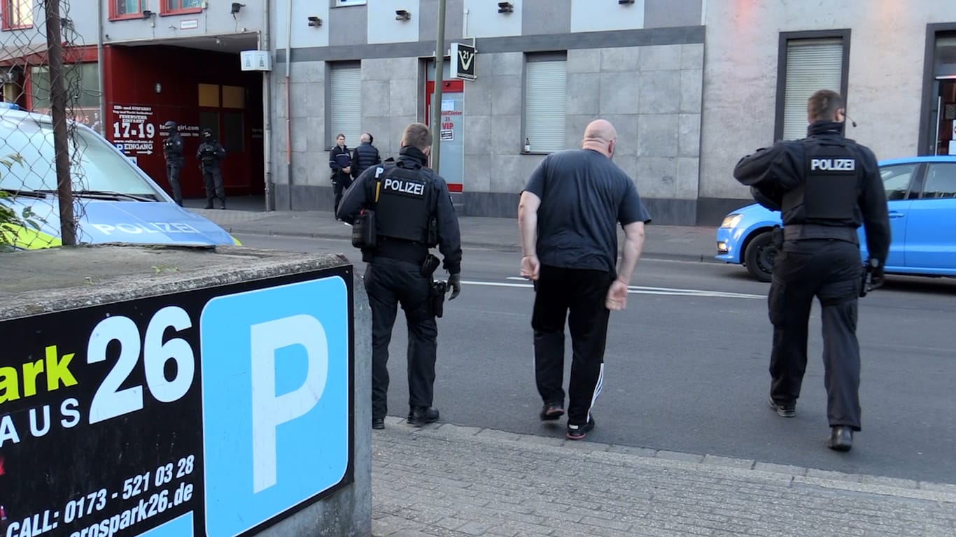 Auch in Duisburg ist die Polizei im Einsatz: Insgesamt durchsuchten die Einsatzkräfte 20 Wohnungen.