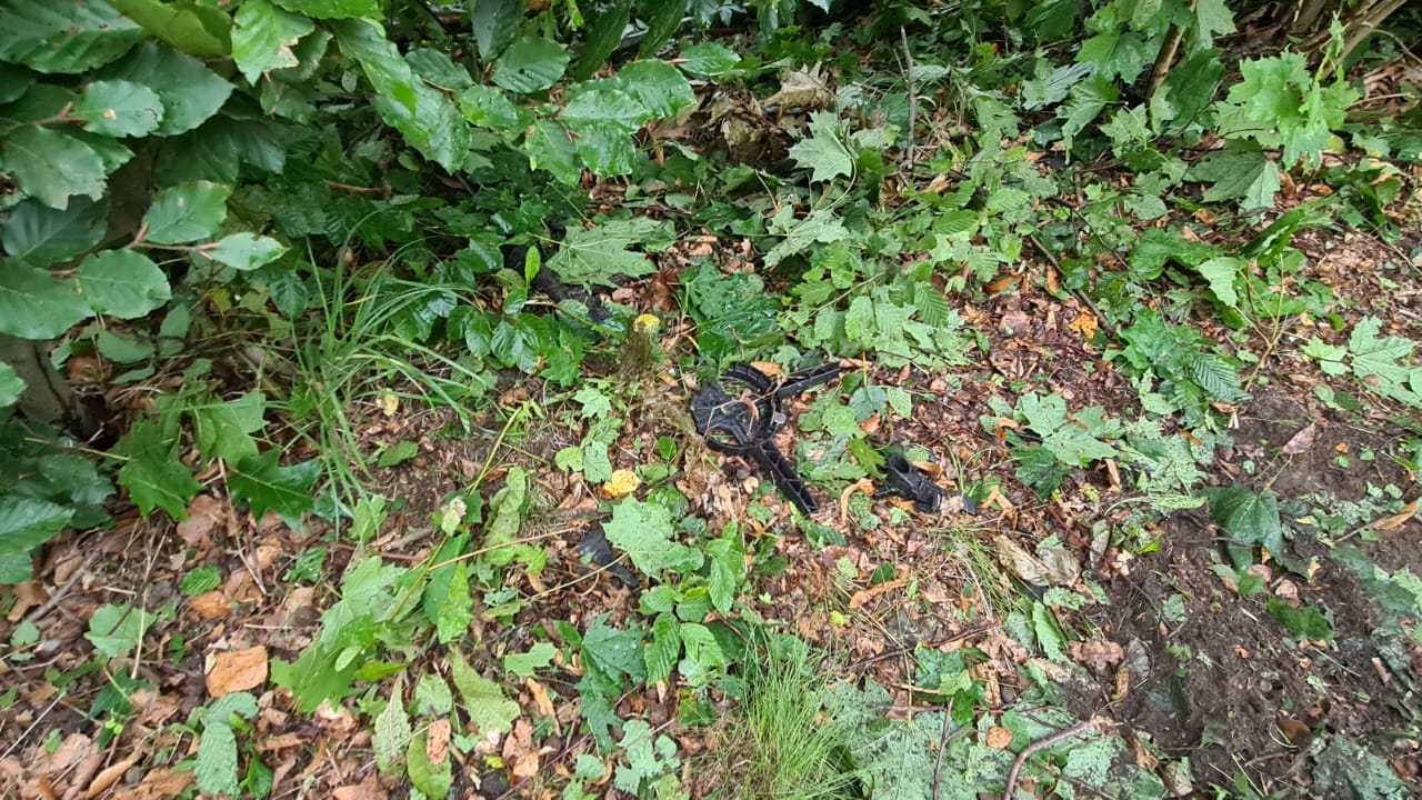 Überreste des Porsches in Poppenbüttel: Ein Anwohner hat die Unfallstelle am Morgen fotografiert.