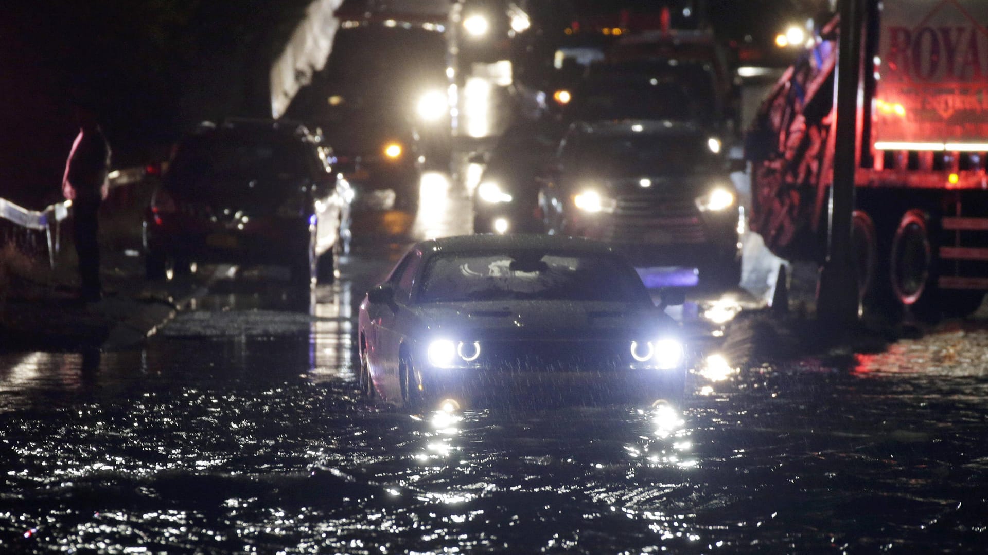 New York am Montag: Autos blieben liegen, Flüge wurden eingestellt.