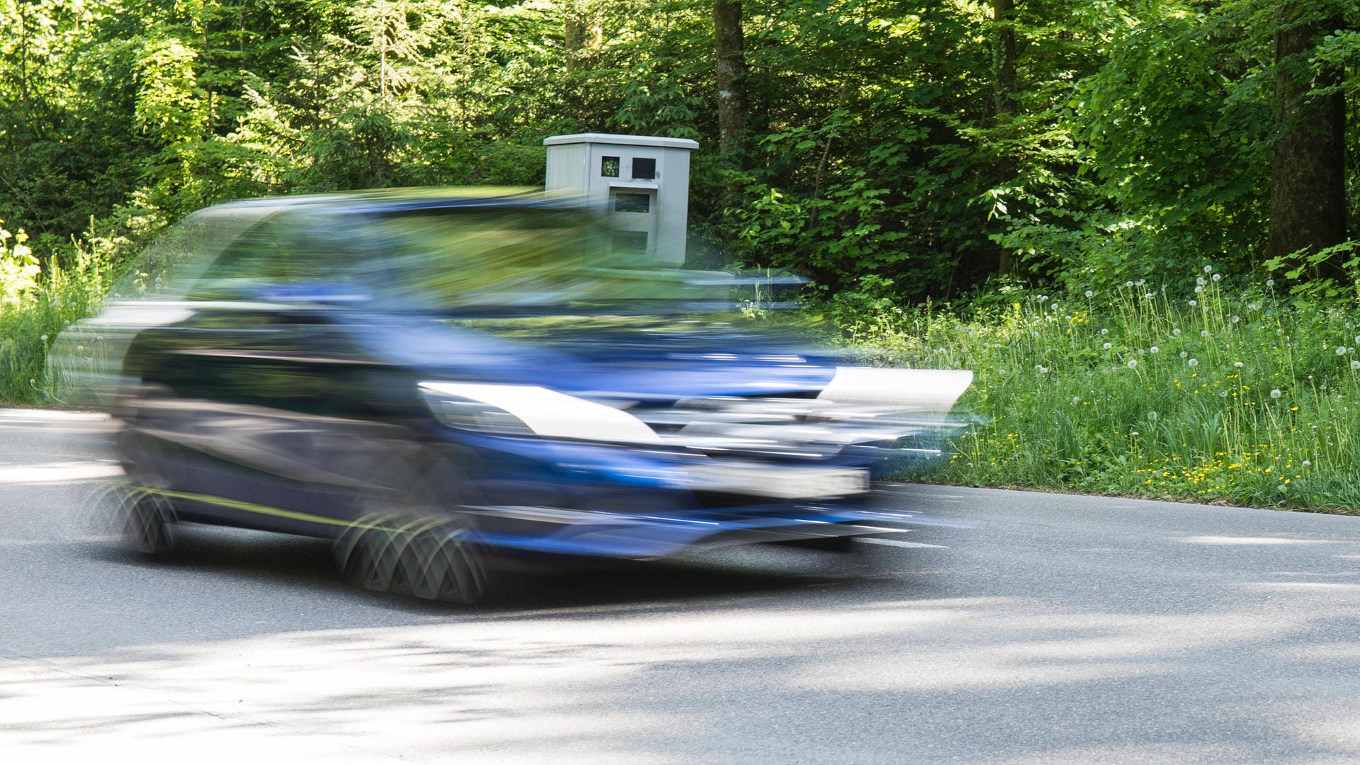 Blitzer in der Schweiz (Symbolbild): Eine Millionärin raste durch eine Ortschaft, wurde erwischt - und zur Kasse gebeten.