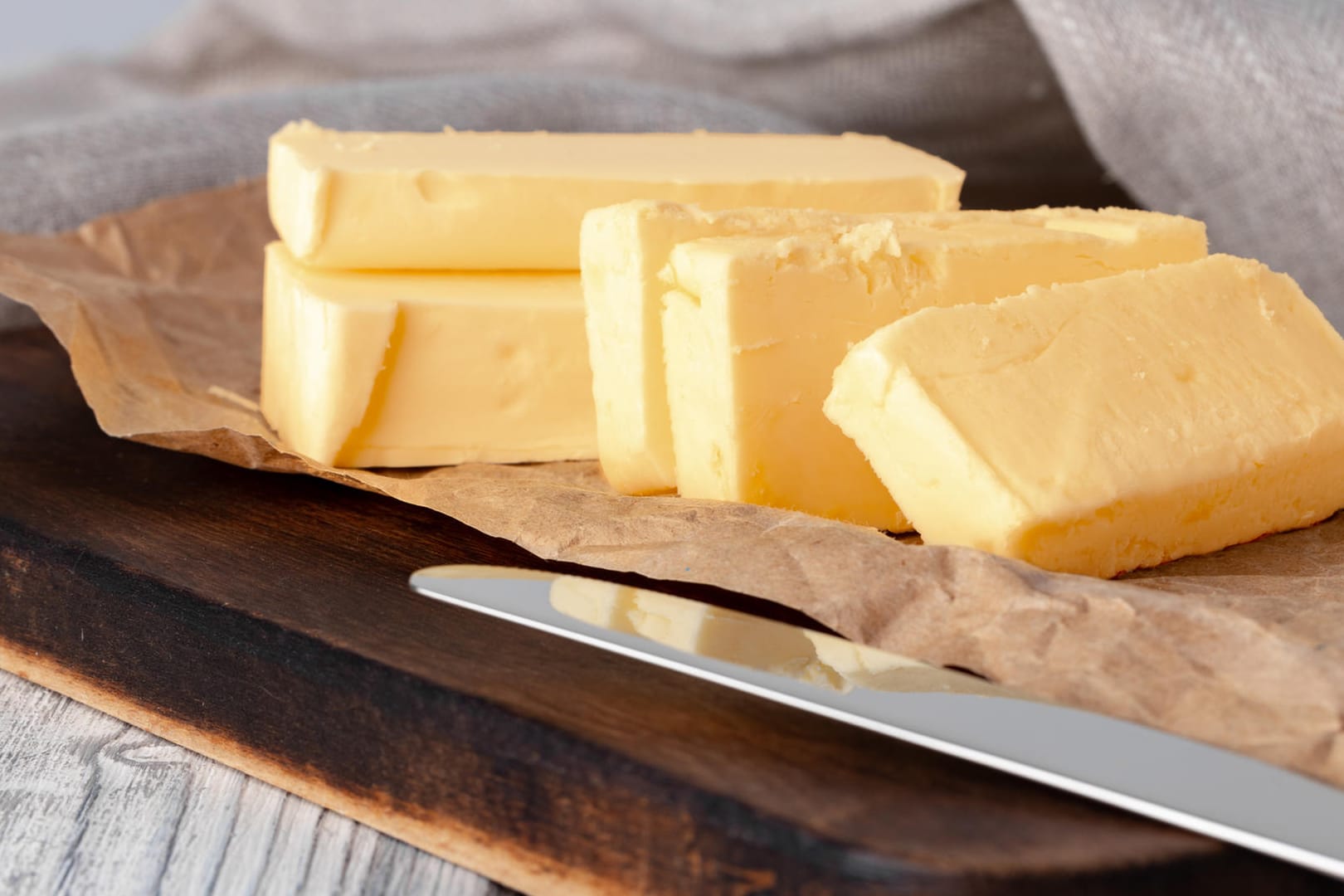 Butter: In einigen Geschäften ist der Preis des Produktes derzeit gesenkt.