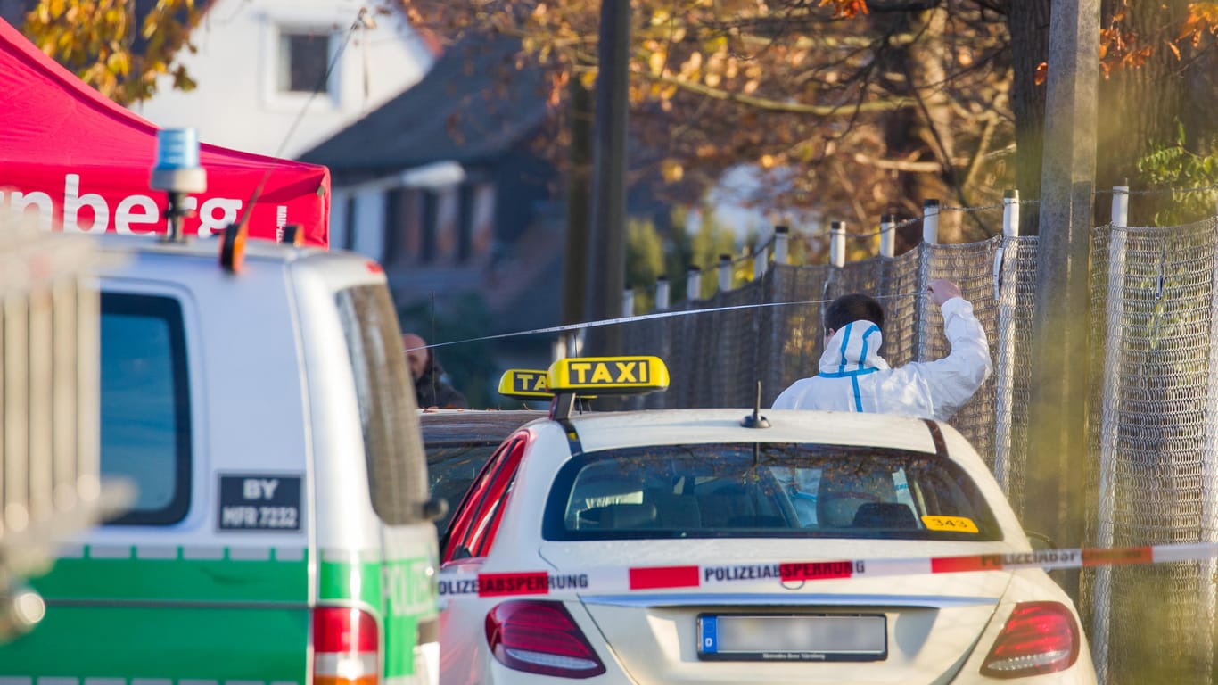 Spurensicherung am Tatort in Nürnberg (Archivfoto): Im November wurden in Gebersdorf zwei Menschen erschossen.
