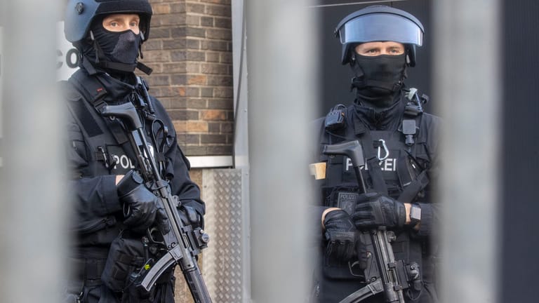 Schwer bewaffnete Einsatzkräfte: In NRW waren am Donnerstagmorgen hunderte Beamte vor Ort.