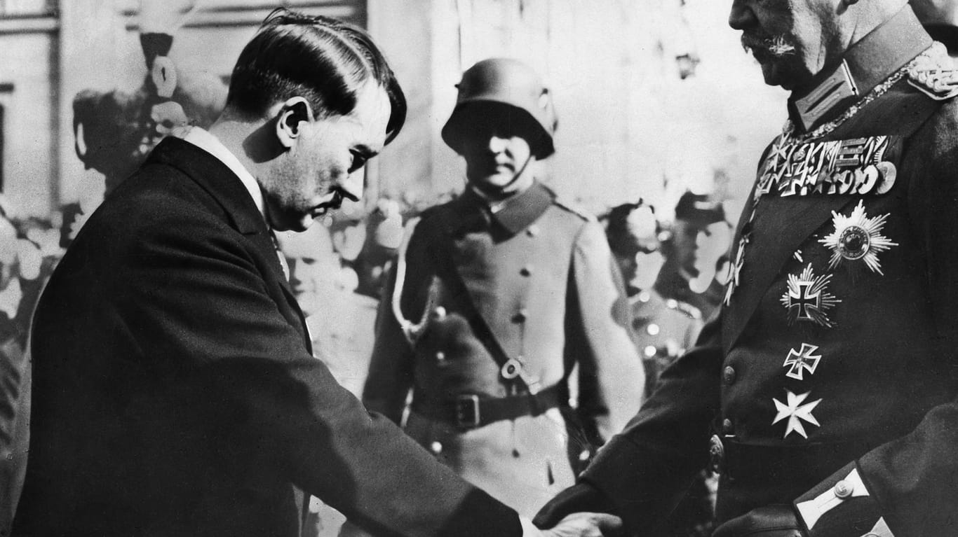 Trügerische Demut: Am "Tag von Potsdam" zeigte sich Adolf Hitler respektvoll vor Reichspräsident Paul von Hindenburg. Es war nur Fassade.