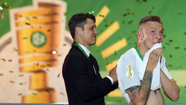 Höhepunkt der Karriere: Marius Wolf gewinnt 2018 mit Eintracht Frankfurt den DFB-Pokal unter Trainer Niko Kovac (l). Höhepunkt der Karriere: Marius Wolf gewinnt 2018 mit Eintracht Frankfurt den DFB-Pokal unter Trainer Niko Kovac (l).