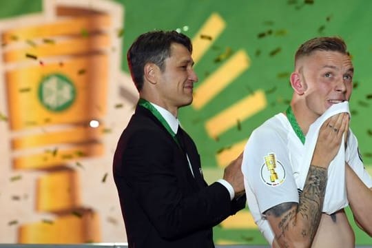 Höhepunkt der Karriere: Marius Wolf gewinnt 2018 mit Eintracht Frankfurt den DFB-Pokal unter Trainer Niko Kovac (l).