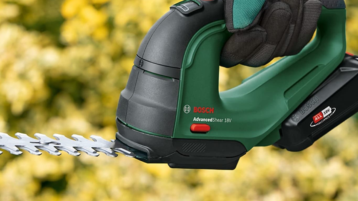 Mit der Akku-Grasschere von Bosch schneiden Sie den Rasen und auch kleine Sträucher.