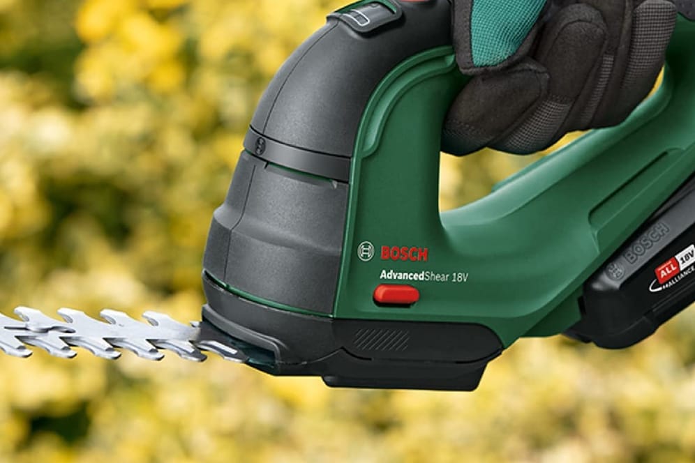 Mit der Akku-Grasschere von Bosch schneiden Sie den Rasen und auch kleine Sträucher.