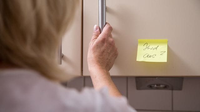 An Demenz Erkrankte verlieren meist ihre kognitive Fähigkeiten. An Demenz Erkrankte verlieren meist ihre kognitive Fähigkeiten.