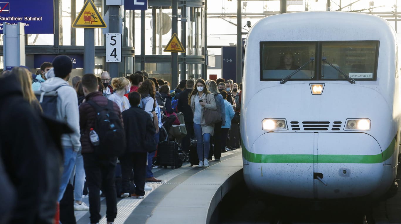 Reisende warten am Berliner Hauptbahnhof auf einen ICE: Die GDL will bis Dienstag streiken – die Bahn versucht, das juristisch zu verhindern.