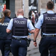Polizisten laufen in der Düsseldorfer Altstadt (Archivbild): Der Mann sitzt aktuell in U-Haft.
