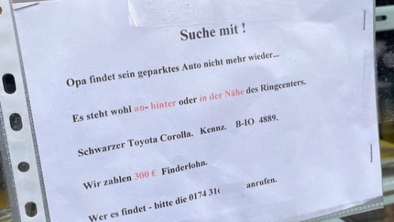 Der Zettel-Aufruf an einem Schaufenster: Ein Berliner Senior sucht nach seinem schwarzen Toyota.