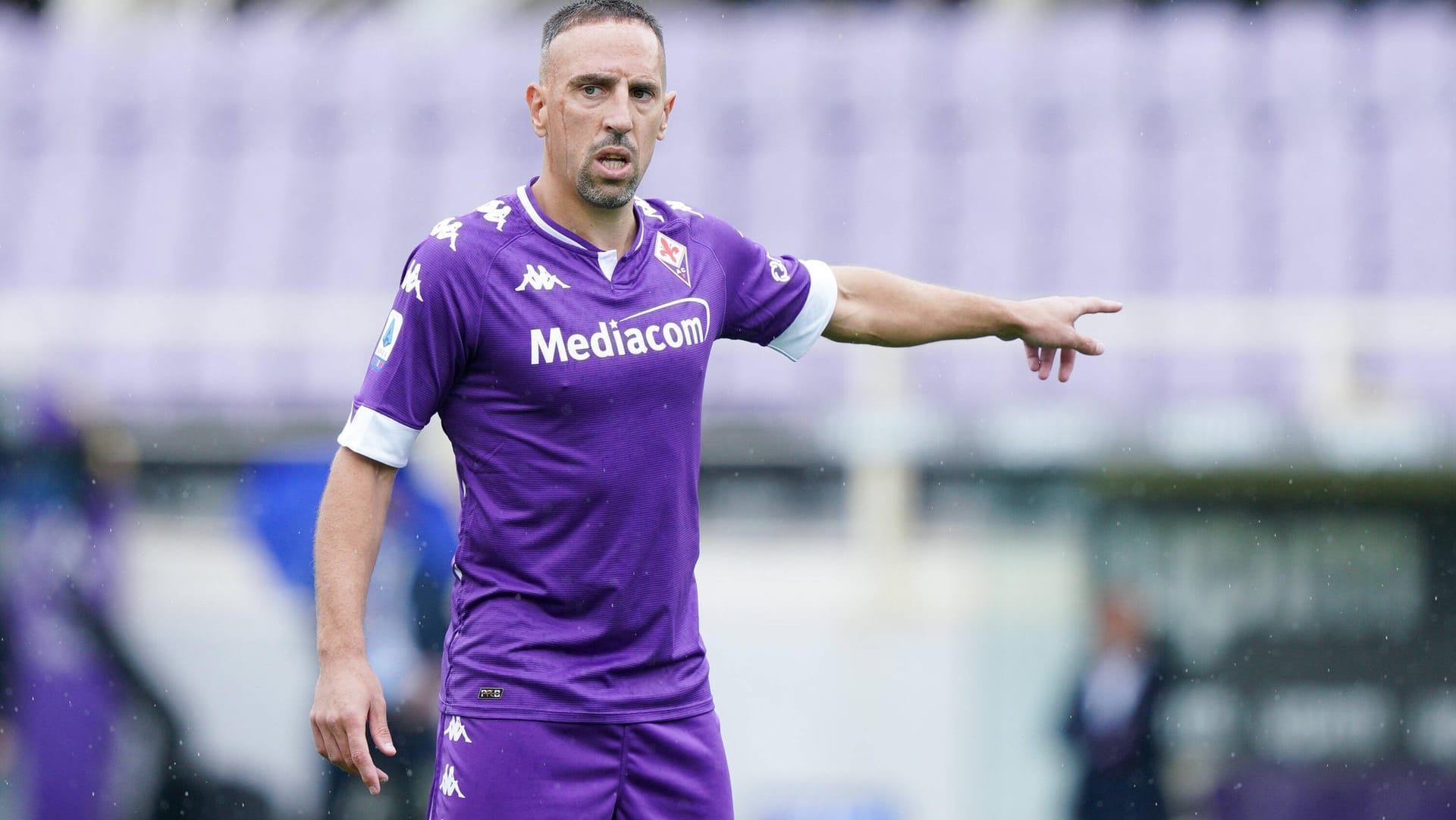 Bald in anderem Trikot? Franck Ribéry ist nach Vertragsende in Florenz aktuell vereinslos.