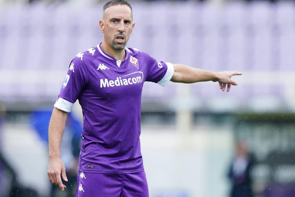 Bald in anderem Trikot? Franck Ribéry ist nach Vertragsende in Florenz aktuell vereinslos.