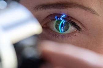 Laut einem Infoblatt der Augenärzte ist trotz des Fehlens typischer Beschwerden eine Glaukom-Früherkennungsuntersuchung ärztlich geboten.