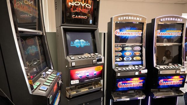 Spielautomaten stehen nebeneinander: Die Polizei Köln hat bei einem Pressetermin die beschlagnahmten Geräte präsentiert. Spielautomaten stehen nebeneinander: Die Polizei Köln hat bei einem Pressetermin die beschlagnahmten Geräte präsentiert.