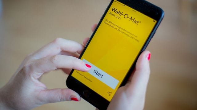 Den Wahl-O-Mat gibt es auch als App - er will Wählerinnen und Wählern die Programme der Parteien näherbringen. Den Wahl-O-Mat gibt es auch als App - er will Wählerinnen und Wählern die Programme der Parteien näherbringen.