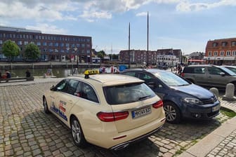 Das Taxi von Andreas Wettlaufer in Hamburg: Seine Branche profitiert zumindest teilweise vom Bahnstreik, denn manche Bahnreisende steigen aufs Taxi um.