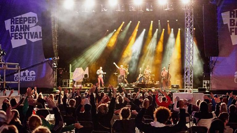Die Folk-und Pop-Band Bukahara stehen 2020 im Rahmen des Reeperbahn Festivals auf der Bühne (Archivbild): Auch gestestete Gäste dürfen zum Festival kommen.
