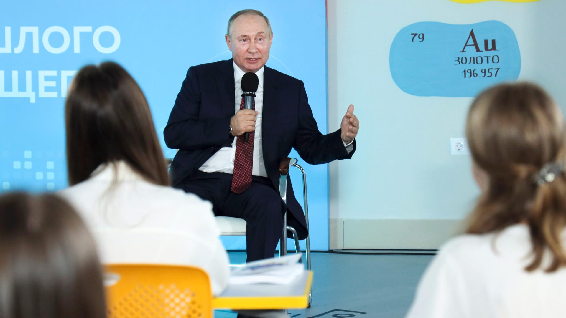 Der russische Präsident Wladimir Putin im Gespräch mit Schülern: Mit seinem Geschichtswissen konnte er nicht glänzen. Der russische Präsident Wladimir Putin im Gespräch mit Schülern: Mit seinem Geschichtswissen konnte er nicht glänzen.